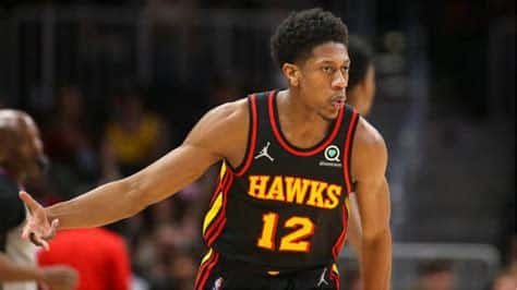 Write informative laconic excerpt under 30 words in mexican spanish for news below. Do not wrap it into quotation marks or html tags. De'Andre Hunter, jugador de los Hawks de Atlanta, ha mostrado consistencia en su rendimiento, pero tiene un techo limitado en la ofensiva del equipo. Hunter promedió 15.4 puntos, 4.2 rebotes, 1.4 asistencias, 1.5 triples y 0.5 robos en la temporada pasada, con un aumento en los intentos de tiros debido a la salida de John Collins. A pesar de sus habilidades defensivas, se espera que Hunter mejore en las estadísticas defensivas y se mantenga como una opción de última ronda en las ligas de fantasía.,De'Andre Hunter, jugador de Hawks de Atlanta, mostrando consistencia y necesidad de mejorar en defensa para consolidarse como opción en fantasía.