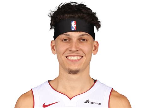 Write informative laconic excerpt under 30 words in mexican spanish for news below. Do not wrap it into quotation marks or html tags. Tyler Herro busca elevar su juego en su quinta temporada en la NBA. Aunque sus números se mantuvieron similares al año anterior, Herro fue nombrado el sexto hombre del año en la temporada 2021-2022. Se espera que tenga un papel importante en el equipo de los Miami Heat, especialmente en el lado ofensivo. A pesar de no cumplir con las expectativas en su segunda temporada, Herro mostró signos de crecimiento y mejoras en su juego. Aunque el fichaje de Kyle Lowry y la permanencia de Victor Oladipo pueden limitar un poco su producción, los managers de fantasy deberían tener confianza en él a largo plazo. En su temporada de novato, Herro demostró su capacidad anotadora y su versatilidad en ambos lados de la cancha. A pesar de no ser titular, se espera que tenga un papel importante en los Miami Heat y que continúe mejorando su juego en la liga.,Tyler Herro, sexto hombre del año 2021-2022, busca elevar su juego en su quinta temporada en la NBA con los Miami Heat. Se espera un papel crucial en el equipo.