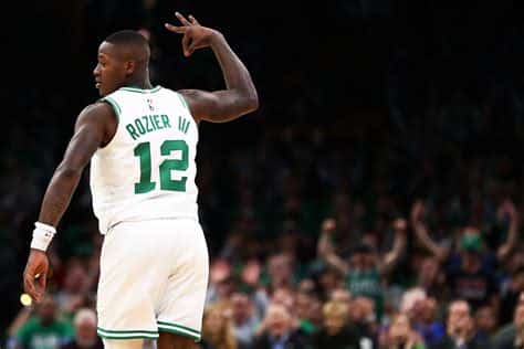 Write informative laconic excerpt under 30 words in mexican spanish for news below. Do not wrap it into quotation marks or html tags. Terry Rozier tuvo una temporada destacada, promediando 21.1 puntos y 5.1 asistencias por partido en su cuarta temporada con los Charlotte Hornets. A pesar del récord de los Hornets de 27-55, Rozier tuvo varias actuaciones impresionantes, incluyendo un partido de 39 puntos en enero contra los Bucks. Rozier tendrá la oportunidad de crecer y destacar junto a un equipo joven y talentoso de los Hornets, pero su papel ofensivo podría verse reducido con la incorporación de jugadores como LaMelo Ball, Miles Bridges, Gordon Hayward y el novato Brandon Miller.,Temporada destacada para Terry Rozier con los Charlotte Hornets, a pesar del récord. Oportunidad de crecer junto a un equipo joven y talentoso.