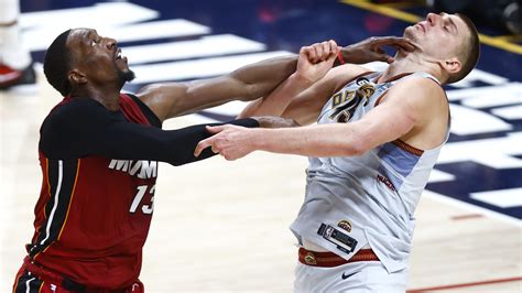 Write informative laconic excerpt under 30 words in mexican spanish for news below. Do not wrap it into quotation marks or html tags. Bam Adebayo, centro de los Miami Heat, fue una pieza clave en el equipo durante la temporada 2022-23, promediando 20.4 puntos, 9.2 rebotes, 3.2 asistencias, 1.2 robos y 0.8 bloqueos en 34.6 minutos por juego. Adebayo se destaca por su versatilidad en ambos extremos de la cancha, siendo uno de los mejores pasadores en su posición y uno de los mejores defensores. Su eficiencia en tiros libres también es notable, con un 80.6% de acierto en 5.4 intentos por partido. A pesar de las adiciones y bajas en el equipo, se espera que Adebayo mantenga su valor fantasy para la próxima temporada y sea una opción confiable en las rondas finales del draft en la mayoría de los formatos de liga de 12 equipos.,Bam Adebayo, centro destacado de Miami Heat, se destaca por su versatilidad en la cancha y su eficiencia en tiros libres. Valioso en fantasy para la próxima temporada.