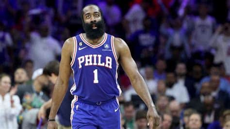 Write informative laconic excerpt under 30 words in mexican spanish for news below. Do not wrap it into quotation marks or html tags. James Harden, jugador estrella de baloncesto, parece estar cansado de su tiempo en Philadelphia. A pesar de una temporada pasada en la que tuvo una actuación decente, Harden ha expresado su deseo de ser transferido a otro equipo. Harden ha firmado una extensión de dos años con los 76ers este verano, pero no está claro si esa será su última temporada con el equipo.,James Harden quiere ser transferido de los 76ers después de firmar una extensión de dos años. Su futuro en Philadelphia es incierto.