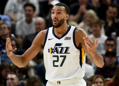 Write informative laconic excerpt under 30 words in mexican spanish for news below. Do not wrap it into quotation marks or html tags. Rudy Gobert, center de los Timberwolves, ha tenido números más bajos desde que llegó al equipo en un intercambio con los Jazz. Gobert promedió 13.4 puntos, 11.6 rebotes y 1.4 bloqueos por partido durante la temporada 2022-23, sus cifras más bajas desde la temporada 2015-16. Se espera que Gobert vea una disminución en sus números debido al regreso de Karl-Anthony Towns y el crecimiento de Anthony Edwards, pero sigue siendo un jugador productivo en formatos de fantasía.,El rendimiento de Rudy Gobert con los Timberwolves ha disminuido tras su cambio, pero sigue siendo relevante en fantasía con la llegada de nuevos talentos.