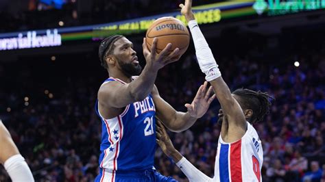 Write informative laconic excerpt under 30 words in mexican spanish for news below. Do not wrap it into quotation marks or html tags. Joel Embiid, jugador de los 76ers de Filadelfia, ha sido nombrado el MVP de la temporada 2022-2023 de la NBA. Embiid lideró la liga en puntos por partido (33.1) y tuvo promedios de 10.2 rebotes, 4.2 asistencias, 1.7 bloqueos y 1.0 robos por partido. A pesar de sus lesiones en el pasado, Embiid ha jugado 68 partidos en la temporada pasada y 66 en la temporada anterior, convirtiéndose en uno de los mejores centros de la liga.,Embiid, MVP de la NBA 2022-2023, lideró en puntos y destacó en rebotes y asistencias. A pesar de lesiones anteriores, se consagra como uno de los mejores centros.