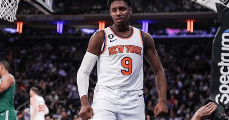 Write informative laconic excerpt under 30 words in mexican spanish for news below. Do not wrap it into quotation marks or html tags. RJ Barrett, jugador de los New York Knicks, ha tenido altibajos en su carrera, pero tiene potencial. En la temporada 2022-23, promedió 19.6 puntos, 5.0 rebotes, 2.8 asistencias y 1.7 triples en 34 minutos por partido. A pesar de sus estadísticas de conteo, Barrett ha tenido problemas de eficiencia en su tiro, con un 43% de campo, 31% en tiros de tres puntos y 74% en tiros libres. Ahora, con los Knicks agregando jugadores como Julius Randle, Jalen Brunson y otros, el papel y el volumen de Barrett podrían verse afectados, pero aún tiene la oportunidad de demostrar su eficiencia y habilidades en esta temporada.,RJ Barrett, de los Knicks, brilló en puntos, pero lucha con la eficiencia de tiro. Nuevas incorporaciones en el equipo podrían cambiar su papel.