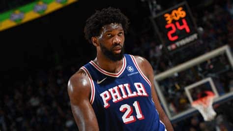 Write informative laconic excerpt under 30 words in mexican spanish for news below. Do not wrap it into quotation marks or html tags. Jugador de la NBA Joel Embiid lideró la liga en anotaciones la pasada temporada, promediando 33.1 puntos por juego. También registró 10.2 rebotes, 4.2 asistencias, 1.7 bloqueos y 1.0 robos por juego. Fue nombrado el MVP de la temporada 2022-2023. (Fuente: RotoWire) Embiid ha lidiado con lesiones a lo largo de su carrera, pero ha estado relativamente saludable en las últimas temporadas. Jugó 68 juegos en la temporada 2021-2022 y 66 juegos en la temporada anterior, las mejores marcas de su carrera. Es considerado uno de los mejores centros de la liga en ambos lados de la cancha. (Fuente: RotoWire) Para la próxima temporada, Embiid será nuevamente la opción número uno del equipo de los 76ers de Filadelfia y un candidato al MVP. Su producción podría aumentar si James Harden, compañero de equipo, no juega debido a un posible intercambio. Embiid es un jugador dominante en ambos extremos de la cancha y vale la pena seleccionarlo en la primera mitad de la primera ronda del draft. (Fuente: RotoWire),Joel Embiid, líder anotador de la NBA en la temporada 2022-2023, nombrado MVP. Saludable y dominante, clave para los 76ers. Posible MVP próximo año.