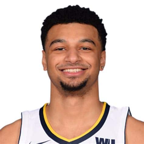 Write informative laconic excerpt under 30 words in mexican spanish for news below. Do not wrap it into quotation marks or html tags. Jamal Murray, jugador de baloncesto de los Denver Nuggets, ha mostrado un aumento gradual en su producción en las últimas temporadas. Murray promedió al menos 20 puntos por partido en sus últimas dos temporadas y está bajo contrato con Denver por las próximas dos temporadas más. Murray regresó bien después de una lesión de ligamento cruzado anterior en la temporada 2020-2021 y tuvo uno de los mejores años de su carrera la temporada pasada, promediando 20.0 puntos, 6.2 asistencias y 4.8 rebotes en 65 apariciones.,Jamal Murray, jugador de los Denver Nuggets, ha destacado con su aumento de producción en las últimas temporadas. Regresó tras lesión y brilló con promedio de 20.0 puntos.