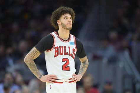 Write informative laconic excerpt under 30 words in mexican spanish for news below. Do not wrap it into quotation marks or html tags. Lonzo Ball underwent surgery for a torn meniscus on January 28 and didn't return to the court, finishing the season with only 35 games played. He underwent another surgery in September and is not expected to return until 2023. Source: RotoWire Ball had his best season in terms of per-game production in the 2020-2021 campaign, averaging 13.0 points, 5.4 rebounds, 5.1 assists, 3.1 three-pointers, and 2.7 steals-plus-blocks. He signed a four-year, $85 million deal with the Bulls during the offseason. Source: RotoWire Ball had a productive season in 2019-2020, playing a career-high 63 games. He averaged 11.8 points, 7.0 assists, 6.1 rebounds, and 1.4 steals, with improved shooting percentages. Source: RotoWire,Lonzo Ball pasó por dos cirugías de rodilla en 2022 y se espera que regrese hasta 2023. Su temporada acortada con los Bulls decepcionó.