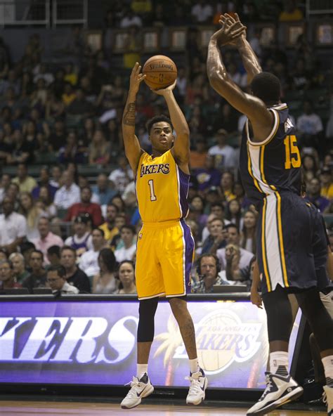 Write informative laconic excerpt under 30 words in mexican spanish for news below. Do not wrap it into quotation marks or html tags. D'Angelo Russell ha mejorado su eficiencia de tiro la temporada pasada, con un 46.9% de acierto de campo, un 39.6% desde la línea de tres puntos y un 82.9% desde la línea de tiros libres. Además, promedió 17.8 puntos, 6.2 asistencias, 3.0 rebotes, 2.7 triples y 1.0 robos por partido. A pesar de ser traspasado a mitad de temporada, Russell no experimentó una caída en su rendimiento y mantuvo un buen nivel con los Lakers. A sus 27 años, sigue en su mejor momento y será una fuente constante de puntos, triples y asistencias para el equipo.,D'Angelo Russell mejora su eficiencia de tiro y mantiene alto nivel con los Lakers. A sus 27 años, sigue siendo una fuente constante de puntos y asistencias.