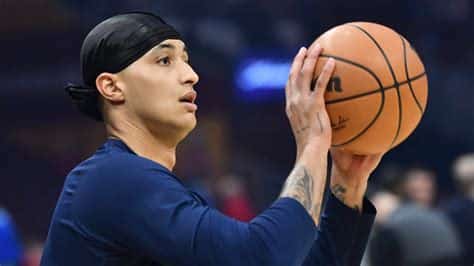 Write informative laconic excerpt under 30 words in mexican spanish for news below. Do not wrap it into quotation marks or html tags. Kyle Kuzma está entrando en su tercera temporada con los Wizards después de firmar un contrato de cuatro años y $102 millones en la temporada baja. Kuzma tuvo una temporada destacada el año pasado, promediando máximos en su carrera de 21.2 puntos, 2.5 triples y 3.7 asistencias por partido. A pesar de los cambios en la plantilla, se espera que Kuzma sea parte del quinteto titular de los Wizards en la próxima temporada y sea uno de los líderes ofensivos del equipo.,Kyle Kuzma lidera los Wizards tras una temporada destacada, promediando 21.2 puntos por partido. Se espera que sea clave en el quinteto titular la próxima temporada.