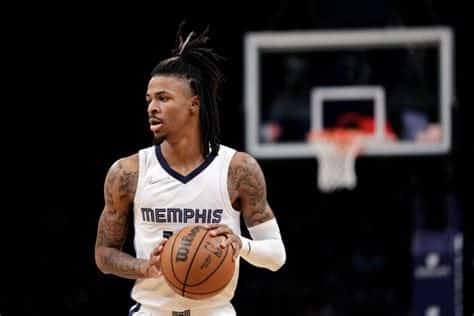 Write informative laconic excerpt under 30 words in mexican spanish for news below. Do not wrap it into quotation marks or html tags. Ja Morant suspendido por 25 juegos por mostrar un arma en Instagram - Fuente: Informe policial Grizzlies adquieren a Marcus Smart como reemplazo de Morant - Fuente: Equipo de los Grizzlies Morant tuvo una temporada frustrante con lesiones y suspensiones - Fuente: Estadísticas de la NBA,Ja Morant suspendido 25 juegos por mostrar arma en Instagram. Grizzlies adquieren a Marcus Smart como reemplazo. Temporada frustrante para Morant.