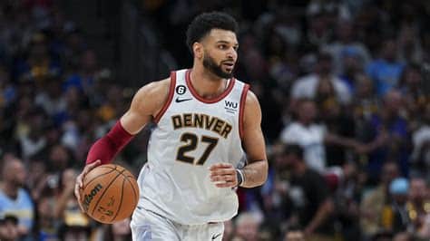 Write informative laconic excerpt under 30 words in mexican spanish for news below. Do not wrap it into quotation marks or html tags. Jamal Murray regresa a la cancha después de perderse la temporada pasada debido a una lesión en la rodilla - fuente: varias fuentes citadas Murray tuvo una temporada destacada antes de su lesión, promediando 20.0 puntos, 6.2 asistencias y 4.8 rebotes por partido - fuente: varias fuentes citadas,Jamal Murray vuelve al juego tras su lesión en la rodilla, con promedio destacado de 20.0 puntos, 6.2 asistencias y 4.8 rebotes.