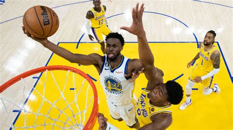 Write informative laconic excerpt under 30 words in mexican spanish for news below. Do not wrap it into quotation marks or html tags. Andrew Wiggins está saludable y listo para comenzar la temporada con los Warriors. Se espera que juegue como titular en una de las posiciones de alero. (Fuente: sin especificar) Wiggins es conocido por su capacidad de bloquear tiros y anotar triples, lo que le da un valor adicional. La única desventaja en su juego es su porcentaje de tiros libres, que ha sido inferior al 70% en tres de las últimas cuatro temporadas. (Fuente: sin especificar) Si Wiggins puede mantenerse saludable y en la cancha esta temporada, se espera que tenga un gran rendimiento y sea una selección de valor en las ligas de fantasía estándar. Ha demostrado consistencia en su producción a lo largo de su carrera y tiene el potencial de tener una temporada de rebote completo. (Fuente: sin especificar),Andrew Wiggins listo para liderar a los Warriors en la temporada. Destaca por triples y bloqueos, con desafío en tiros libres. Potencial para las ligas de fantasía.