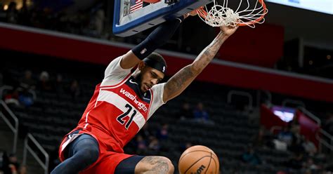 Write informative laconic excerpt under 30 words in mexican spanish for news below. Do not wrap it into quotation marks or html tags. Daniel Gafford, exjugador de los Wizards, tiene la oportunidad de ser el centro titular de los Mavericks esta temporada. El equipo no ha realizado incorporaciones significativas en esa posición y Gafford podría promediar cerca de 30 minutos por partido. Aunque Gafford probablemente no tenga relevancia en ligas estándar de fantasía, su rol podría aumentar si Kristaps Porzingis se lesiona. En la temporada pasada, Gafford tuvo buenos rendimientos en los playoff y podría ser una opción interesante en ligas profundas. En su último año en la universidad, Gafford promedió 16.9 puntos, 8.7 rebotes y 2.0 bloqueos por partido. Su desempeño en la liga de verano también fue destacado. Aunque competirá por el puesto de centro suplente en los Bulls, Gafford tiene posibilidades de ganarse ese rol y tener relevancia en ligas profundas de fantasía.,Daniel Gafford podría ser el centro titular de los Mavericks esta temporada, con oportunidades en ligas profundas de fantasía si Porzingis se lesiona.