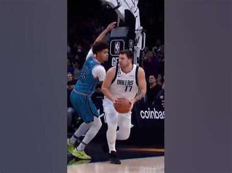 Write informative laconic excerpt under 30 words in mexican spanish for news below. Do not wrap it into quotation marks or html tags. El jugador de baloncesto Luka Doncic tuvo una destacada temporada en 2022-2023, promediando 32.4 puntos por partido y convirtiendo el 49.6% de sus tiros de campo. Además, fue seleccionado para el All-NBA First Team y quedó en el octavo lugar en la votación para el MVP. Su porcentaje de tiros libres es su punto débil en su perfil de fantasía. En la temporada 2021-2022, Doncic promedió 28.4 puntos, 9.1 rebotes, 8.7 asistencias y 3.1 triples por partido. Aunque su porcentaje de tiros de campo y tiros libres no son excelentes, sigue siendo una selección de primera ronda en todas las ligas de fantasía. En su temporada de novato en el 2018-2019, Doncic tuvo una actuación histórica, promediando 21.2 puntos, 7 rebotes, 6 asistencias y 1 robo por partido. Fue el primer novato en lograr promedios tan altos en tantas categorías. Aunque aún puede mejorar su eficiencia en tiros, es un jugador con un gran potencial en la fantasía.,Luka Doncic, destacado en NBA: 32.4 puntos/partido en 2022-23, en el All-NBA First Team y octavo en la votación MVP. Tiros libres son su punto débil.