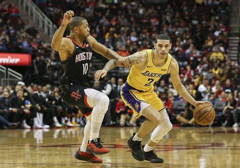 Write informative laconic excerpt under 30 words in mexican spanish for news below. Do not wrap it into quotation marks or html tags. Lonzo Ball, jugador de baloncesto de los Bulls, ha sufrido varias lesiones en sus últimas temporadas. En la temporada 2020-2021, Ball registró las mejores estadísticas de su carrera, promediando 13 puntos, 5.4 rebotes, 5.1 asistencias, 3.1 triples y 2.7 robos y bloqueos combinados por partido. A pesar de las lesiones, Ball sigue siendo un jugador con potencial, y los Bulls han firmado al veterano Goran Dragic para reforzar el equipo en caso de que Ball vuelva a tener problemas de salud.,El jugador de los Bulls, Lonzo Ball, ha tenido lesiones pero promedió excelentes estadísticas en la temporada 2020-2021. Los Bulls firman a Goran Dragic como respaldo.