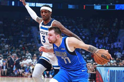 Write informative laconic excerpt under 30 words in mexican spanish for news below. Do not wrap it into quotation marks or html tags. Luka Doncic tuvo su mejor temporada en 2022-23, promediando 32.4 puntos por partido, convirtiendo un 49.6% de sus tiros de campo y logrando 1.4 robos por partido. Fue seleccionado en el Primer Equipo All-NBA y terminó octavo en la votación del MVP. En la temporada 2021-22, Doncic promedió 28.4 puntos, 9.1 rebotes, 8.7 asistencias y 3.1 triples por partido, con un porcentaje de tiros de campo del 45.7%. Aunque su porcentaje de tiros libres es bajo (74.4%), sigue siendo un jugador de alto valor en el fantasy basketball. En su temporada de novato en 2018-19, Doncic promedió 21.2 puntos, 7 rebotes, 6 asistencias y 1 robo por partido, convirtiéndose en el primer novato en promediar al menos 20 puntos, 7 rebotes, 6 asistencias y 1 robo en la historia de la NBA.,Luka Doncic destacó en las temporadas 2018-19, 2021-22 y 2022-23 con notables estadísticas y reconocimientos en la NBA, consolidándose como una estrella.