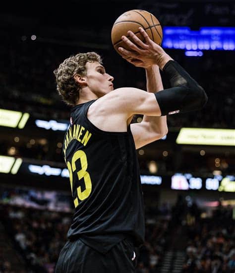 Write informative laconic excerpt under 30 words in mexican spanish for news below. Do not wrap it into quotation marks or html tags. Lauri Markkanen ha sido una revelación en la temporada 2022-23, terminando como el jugador número 23 en formatos estándar y ganando el premio al Jugador Más Mejorado. Markkanen promedió números de carrera de 25.6 puntos, 8.6 rebotes, 1.9 asistencias y 3.0 triples por partido, con un 49.9% de acierto en tiros de campo y un 87.5% en tiros libres. A pesar de estar en un equipo de reconstrucción, los Jazz sorprendieron a muchos con su rendimiento, y Markkanen será nuevamente la opción número uno en la próxima temporada.,Revelación Lauri Markkanen: promedió 25.6 puntos, 8.6 rebotes y ganó premio al Jugador Más Mejorado. Líder de los Jazz en próxima temporada.