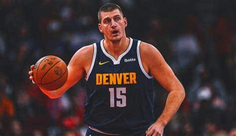 Write informative laconic excerpt under 30 words in mexican spanish for news below. Do not wrap it into quotation marks or html tags. El jugador de baloncesto Nikola Jokic ha sido destacado como uno de los mejores jugadores en la NBA en las últimas temporadas Jokic ha ganado dos premios MVP en temporadas anteriores y también fue nombrado MVP de las Finales en 2022-23 El jugador de los Nuggets de Denver ha demostrado una gran habilidad para anotar, reboteaar y asistir, convirtiéndose en una fuerza ofensiva dominante en la liga. El centro serbio ha promediado casi un triple-doble por partido en temporadas anteriores y es conocido por su eficiencia en el campo. Jokic ha liderado la liga en triple-dobles en las últimas dos temporadas y es considerado uno de los mejores pasadores aún siendo centro. A pesar de la llegada de nuevos jugadores al equipo de los Nuggets, se espera que Jokic siga siendo una pieza clave en la ofensiva del equipo y un candidato al premio de MVP.,Nikola Jokic, estrella de los Nuggets de Denver, destaca en la NBA por su versatilidad como anotador, reboteador y pasador, ganando reconocimiento como MVP.