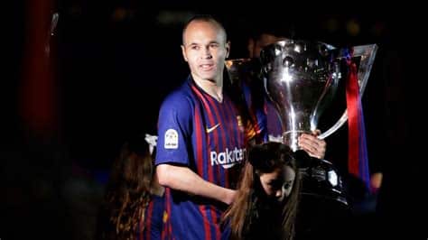 Write informative laconic excerpt under 30 words in mexican spanish for news below. Do not wrap it into quotation marks or html tags. Oct 8, 2024, 05:13 AM ETAndrés Iniesta has announced his retirement from professional football. Photo by Jeroen Meuwsen/Soccrates/Getty ImagesLionel Messi has paid tribute to his former Barcelona teammate Andrés Iniesta after the World Cup-winner retired from professional football at the age of 40.Spain legend Iniesta announced his retirement at a special event in Barcelona on Tuesday, and Messi, another winner of football&apos;s greatest prize, wrote a note to his teammate on Instagram."One of the teammates with the most magic and with whom I enjoyed playing the most," Messi said. "Football will miss you and so will we."Iniesta teased his retirement with a video on social media on Monday in which he talked about what football meant to him, before tributes were paid by a number of prominent names including Pep Guardiola, Louis van Gaal and Luis Enrique.Iniesta was most recently playing for UAE Pro League club Emirates after a 16-year spell at Barça.The 40-year-old made almost 700 appearances for Barça and won nine LaLiga titles and four Champions Leagues among the 32 trophies he won with the club.He famously scored the winning goal in the 2010 World Cup final as Spain lifted the trophy for the first and only time in the country&apos;s history. ,El ex jugador del Barcelona y leyenda de España, Andrés Iniesta, se retira del fútbol profesional a los 40 años. Lionel Messi le rinde homenaje.