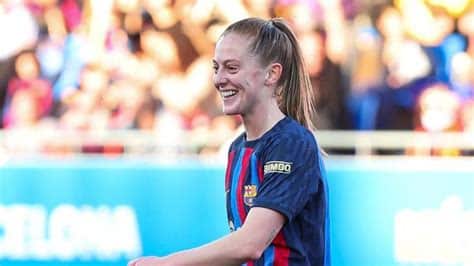 Write informative laconic excerpt under 30 words in mexican spanish for news below. Do not wrap it into quotation marks or html tags. Oct 8, 2024, 10:33 AM ETEngland&apos;s Keira Walsh said she is targeting another quadruple with Barcelona this season as the European champions prepare to kick off their Champions League defence against her former side, Manchester City, this week.Barça also lifted Liga F, the Copa de la Reina and the Spanish Supercopa last season as they won all four trophies in the same year for the first time ever.Walsh, 27, was the subject of interest from Arsenal and Chelsea in the summer but stayed at Barça, where she said she is happy and hungry to win even more silverware."It was my first quadruple and I want to do it again this season," she told club media before returning to her homeland to face City on Wednesday."That&apos;s why I play for Barcelona. But I think to me, the most important thing is that the way we want to play and the way we want to win, it&apos;s about playing good football at the same time."That&apos;s why I signed for this club. I think that the ambition is there for every single one of us to go and win another Champions League. Hopefully I can make it three [in a row]."I&apos;m happy here. I&apos;ve got a good relationship with all of the staff, all of the players. Everyone&apos;s really supportive. For me, it&apos;s a great place to be as a midfielder."I&apos;m always learning, always improving, and I think with the new manager [Pere Romeu], he has a lot of confidence in me and he makes me feel confident when I&apos;m playing."So yeah, for me, I think I&apos;m really happy here and yeah, we&apos;ll just see how the season goes and hopefully we can win more trophies together."Keira Walsh lifted the UWCL title with Barcelona last season. Florencia Tan Jun - UEFA/UEFA via Getty ImagesWalsh spent eight years as a City player before joining Barça in 2022 for a fee of around €400,000 -- which broke the transfer record in the women&apos;s game at the time -- and she has been a key player under both Jonatan Giráldez and now Romeu.This week&apos;s match-up with her former team will be her first since she moved to Spain, and she is expecting a big contingent of friends and family to be in attendance in Manchester."It&apos;s a it&apos;s a really special moment for me," she added. "It&apos;s the first time I&apos;ve been back since I&apos;ve signed."I think my grandma is coming to the game, which is nice. She&apos;s not watched me play for the last few years, so I think she&apos;s excited as well."It&apos;ll be nice to see so many of my friends and family in the stands. I felt bad because I think I&apos;ve taken quite a lot of tickets for this game, which is unusual for me because normally I don&apos;t take that many."Obviously I have friends on the City team as well but once we cross that white line it&apos;s total professional mode. It&apos;s not going to be an easy game. We need to go there and play well and I&apos;m fully focused on that."Walsh, who is out of contract at the end of the season, goes into the game on the back of a brace in the weekend&apos;s 8-1 win at Madrid CFF.The Rochdale-born midfielder had never scored twice in a professional game before and only scored twice in 39 appearances last season.  "The girls are always telling me to shoot," she said. "I feel like the opportunity opened up for me. To score two is very unusual for me. I don&apos;t normally score two in a season, so two in one game is amazing."I think it&apos;s definitely the first time it&apos;s ever happened in my professional career. So yeah, I was very surprised. I wasn&apos;t sure how to celebrate after the second one, actually. It was a really nice moment." ,La futbolista Keira Walsh busca otro cuádruple con el Barcelona esta temporada, tras ganar cuatro títulos la temporada pasada. Ha rechazado ofertas de Arsenal y Chelsea.