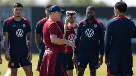 Write informative laconic excerpt under 30 words in mexican spanish for news below. Do not wrap it into quotation marks or html tags. playInside Pochettino&apos;s speech ahead of his first USMNT training session (0:42)Mauricio Pochettino speaks to the USMNT ahead of taking his first training session. (0:42)Oct 8, 2024, 03:51 PM ETUnited States defender Antonee Robinson said the atmosphere at training already feels "a little bit more intense" under new head coach Mauricio Pochettino as players prepare for October friendlies against Panama and Mexico.Pochettino will lead his first international window with the team after joining the USMNT on Sept. 10 on a two-year contract, replacing former manager Gregg Berhalter."Yeah, straight away it seems a little bit more intense," Robinson said in a press conference. "Usually lads getting in on a Monday or getting in on Sunday and training on the Monday. If you&apos;ve played on Saturday, it&apos;s kind of like you&apos;re not doing a lot of your recovery on the bike."Yesterday we were kind of straight into training and it was a tough session. So we were kind of right away we were here to work. So, it was definitely intense ... and then he knows that we&apos;ve got a short period of time to kind of understand the principles he wants us to play with and tactics and whatnot, which we&apos;ve not really gotten into yes."So, yes, obviously small steps, but it definitely feels like camp&apos;s going to be a period where, we&apos;ll have time to enjoy it, but we&apos;re going to work hard and really build towards success."The team is coming off a difficult summer after failing to make the knockout round of the 2024 Copa América and concluding the Conmebol tournament with a 1-2-0 (W-L-D) record. Berhalter was fired by the U.S. on July 10, following the Copa.The U.S. then suffered through a challenging September international window under interim manager Mikey Varas, losing 2-1 to Canada on home turf for the first time in 67 years and drawing 1-1 against New Zealand.Charlotte FC and USMNT defender Tim Ream said that after meeting Pochettino and the new USMNT coaching staff, the message relayed to him is clear: "He wants to win.""There were a lot of individual conversations, understanding us as people and they&apos;ve continued throughout," Ream said. "Obviously, I had my conversation [with the coaching staff] right when I showed up on Sunday. Then as hours have ticked by, you see certain guys getting pulled to have sit-down chats. I think it&apos;s great."They want to get to know us and obviously we want to get to know them. The message is that he wants to win. He has his principles, he has his ideas, but at the end of the day it&apos;s about winning. It&apos;s important to have that mentality. It&apos;s important to have that mindset going forward leading into these games and beyond that."The U.S. hosts Panama on Oct. 12 in Austin, Texas before traveling to Guadalajara to play Mexico on Oct. 15. ,Intensidad creciente en el entrenamiento de USMNT bajo el nuevo entrenador Pochettino; jugadores se preparan para amistosos de octubre.