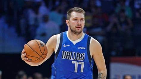 Write informative laconic excerpt under 30 words in mexican spanish for news below. Do not wrap it into quotation marks or html tags. Luka Doncic tuvo su mejor temporada en 2022-23, promediando 32.4 puntos por partido y convirtiendo un 49.6 por ciento de sus tiros de campo. También registró 1.4 robos por partido y fue seleccionado para el primer equipo All-NBA. En la temporada 2021-22, Doncic promedió 28.4 puntos, 9.1 rebotes y 8.7 asistencias por partido, liderando la liga en uso de balón con un 37.4 por ciento. En su temporada de novato en 2018-19, Doncic se convirtió en el primer jugador en promediar al menos 20 puntos, 7 rebotes, 6 asistencias y 1 robo en su temporada de debut. Fue nombrado el Novato del Año y mostró una gran habilidad en todas las facetas del juego.,Luka Doncic destaca con números impresionantes en su carrera en la NBA, consolidándose como una estrella en constante ascenso desde su temporada como novato.