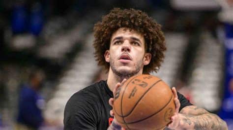 Write informative laconic excerpt under 30 words in mexican spanish for news below. Do not wrap it into quotation marks or html tags. La temporada pasada, Lonzo Ball se unió a los Bulls y registró las mejores estadísticas de su carrera en términos de producción por partido con promedios de 13.0 puntos, 5.4 rebotes, 5.1 asistencias, 3.1 triples y 2.7 robos más bloqueos combinados. Sin embargo, Ball sufrió lesiones y no pudo jugar más de 35 partidos en la temporada anterior. Se sometió a cirugía en enero y se espera que regrese a la cancha en 2023. Los Bulls han reforzado su plantilla con veteranos como Goran Dragic, lo que muestra que están tomando precauciones debido a la historia de lesiones de Ball. A pesar de eso, Ball tiene potencial si puede mantenerse saludable.,Lonzo Ball elevó su juego con los Bulls, pero luchó contra lesiones. Cirugía en enero. Bulls refuerzan plantilla con Goran Dragic por precaución. Ball, clave si salud lo permite.