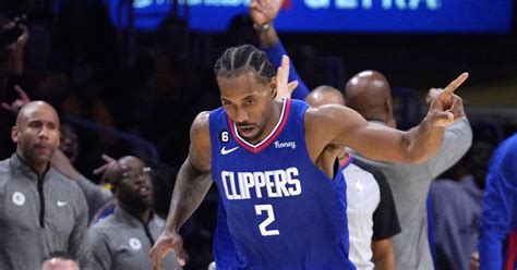 Write informative laconic excerpt under 30 words in mexican spanish for news below. Do not wrap it into quotation marks or html tags. Kawhi Leonard, jugador de los Clippers, ha sufrido varias lesiones en los últimos años y ha jugado un número limitado de partidos. A pesar de sus lesiones, Leonard ha demostrado ser un competidor formidable y ha tenido un alto rendimiento cuando está al 100% de su capacidad. Leonard es considerado un jugador riesgoso para el fantasy basketball debido a su historial de lesiones, pero sigue siendo un productor prolífico en el juego.,Kawhi Leonard, jugador de los Clippers, impacta en la cancha con su rendimiento a pesar de sus recurrentes lesiones en una carrera deportiva llena de altibajos.