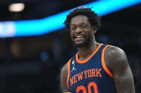 Write informative laconic excerpt under 30 words in mexican spanish for news below. Do not wrap it into quotation marks or html tags. Julius Randle tuvo una temporada fuerte en la NBA, promediando 25.1 puntos por juego, 10.0 rebotes, 4.1 asistencias y 2.8 triples. Randle mostró deficiencias en su juego defensivo y en su eficiencia de tiro, lo que limita su valor fantástico y su impacto en los playoffs. A pesar de esto, Randle sigue siendo un jugador sólido que puede contribuir con dobles-dobles y puntuación desde el perímetro.,Julius Randle destaca en la NBA con promedio de puntos, rebotes y triples, aunque enfrenta desafíos en defensa y eficacia de tiro. Aún así, sigue siendo un jugador sólido.