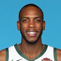 Write informative laconic excerpt under 30 words in mexican spanish for news below. Do not wrap it into quotation marks or html tags. Khris Middleton, jugador estrella de los Bucks, regresará a la pista luego de una lesión en la rodilla. La temporada pasada, Middleton se perdió varios juegos debido a la lesión y tuvo un rendimiento por debajo de su promedio habitual. A pesar de la lesión y las dudas sobre su desempeño, se espera que Middleton recupere su forma y tenga una buena temporada.,Khris Middleton, estrella de los Bucks, vuelve tras lesión en rodilla. Se espera que recupere su nivel para tener una gran temporada.