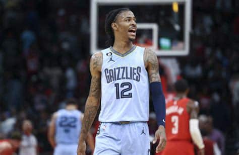 Write informative laconic excerpt under 30 words in mexican spanish for news below. Do not wrap it into quotation marks or html tags. Ja Morant, jugador de los Memphis Grizzlies, fue suspendido por 25 partidos al mostrar un arma en vivo en Instagram durante la temporada baja. La suspensión comenzará al inicio de la temporada 2023-24. Morant regresará como el armador titular de los Grizzlies después de cumplir su suspensión. La temporada pasada promedió 27.4 puntos, 5.7 rebotes, 6.7 asistencias y 1.2 robos por partido en 57 juegos. Los Grizzlies adquirieron a Marcus Smart en un intercambio de tres equipos para cubrir la ausencia de Morant durante su suspensión. Smart será el encargado de liderar al equipo hasta el regreso del All-Star guard.,Ja Morant, suspendido 25 partidos por mostrar un arma en vivo. Regresará como armador titular tras promediar excelentes números la temporada pasada. Marcus Smart reemplazará temporalmente en Memphis.