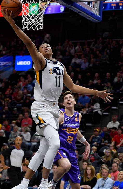 Write informative laconic excerpt under 30 words in mexican spanish for news below. Do not wrap it into quotation marks or html tags. Dante Exum, jugador de los Mavericks de la NBA, espera estar listo para el campamento de entrenamiento después de someterse a una cirugía en la rodilla derecha en marzo. Sin embargo, las lesiones han sido un problema recurrente para el jugador de 24 años. Exum promedió 6.9 puntos en la temporada pasada, con un bajo porcentaje de tiros de campo (41.9%) y de triples (29.0%). Además, mostró dificultades para mantenerse en la cancha, jugando solo 15.8 minutos por partido. A pesar de las adiciones del equipo en la temporada baja, como Mike Conley y Emmanuel Mudiay, Exum aún podría contribuir en la rotación de los Mavericks debido a su versatilidad defensiva.,Dante Exum, base de los Mavericks, se recupera de cirugía en la rodilla. Problemas de lesiones persisten. Baja efectividad en tiros, pero aporta en defensa.