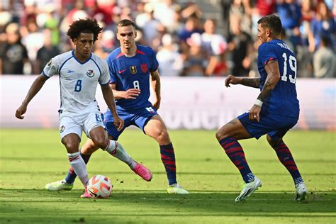 Write informative laconic excerpt under 30 words in mexican spanish for news below. Do not wrap it into quotation marks or html tags. Raúl Jiménez scored the first goal and assisted on the second to lead Mexico to a 2-0 friendly victory over the United States on Tuesday night in Guadalajara, Mexico.César Huerta also scored for Mexico, which snapped a seven-match winless run (0-5-2) against the United States dating back to 2019 and handed new U.S. manager Mauricio Pochettino his first defeat in his second match in charge.Mexico&apos;s all-time appearances leader Andrés Guardado received his 182nd and final cap. The 38-year-old Guadalajara native was subbed out in the 19th minute to an emotional ovation from fans in the city where his pro career began with Atlas.With several U.S. regulars absent -- including Christian Pulisic, Weston McKennie, Timothy Weah and Folarin Balogun -- the U.S. was outshot 17-5 overall and 5-1 in terms of efforts on target. With Pulisic in the fold, the Americans defeated Panama 2-0 in Austin, Texas, on Saturday.It was the USMNT&apos;s third time failing to score this year after a 1-0 friendly defeat to Slovenia in January and a 1-0 loss in its final Copa América clash against Uruguay on July 1.Jimenez was once considered as crucial a contributor to Mexico as Pulisic is for the USMNT. However, his 35th international goal Tuesday was the 33-year-old&apos;s first for his country in more than a year, after he fell out of favor under previous manager Jaime Lozano.The opening goal came in the 22nd minute, after the U.S. started promisingly despite failing to test goalkeeper Luis Malagón.Mexico players celebrate with Andres Guardado as the national team legend leaves the pitch in his final match.As Antonee Robinson tried to tackle the ball from Mexico&apos;s Roberto Alvarado, the United States&apos; Aidan Morris was whistled for foul a few yards outside the penalty area.Jimenez struck the ensuing free kick perfectly, bending it over the U.S. defensive wall and into the top right corner just beyond the dive of Matt Turner.That began a period of Mexican domination that extended through the remainder of the first half and into the second.Jimenez was again involved when El Tri secured a deserved second goal in the 49th minute.U.S. defender Tim Ream recovered well initially to take the ball off Jimenez after he had run onto an excellent diagonal ball. However, as Ream attempted to play out of his own end on the dribble, Jimenez kept chasing and tackled the ball away.It fell in a good position for Huerta, who dodged the challenge of another U.S. defender and drove a low shot between the diving Turner and the left post.The U.S. team saw its all-time record in games vs. El Tri in Mexico fall to 1-24-4.Information from Reuters was used in this report.,Raúl Jiménez anotó el primer gol y asistió en el segundo para llevar a México a una victoria amistosa de 2-0 sobre Estados Unidos en Guadalajara.