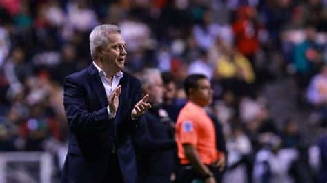 Write informative laconic excerpt under 30 words in mexican spanish for news below. Do not wrap it into quotation marks or html tags. playGomez: Loss to Mexico a &apos;dose of reality&apos; for USMNT (2:27)Herculez Gomez reacts to the USMNT&apos;s 2-0 defeat to Mexico in Guadalajara. (2:27)GUADALAJARA, Mexico -- Mexico men&apos;s coach Javier Aguirre has praised Raúl Jiménez as an important "leader" for the national team after the Fulham striker collected a goal and an assist in a 2-0 win over Mauricio Pochettino&apos;s U.S. men&apos;s national team on Tuesday."He came back very well [from his injury], very well. He&apos;s scored goals, he&apos;s made assists. He looks mature and in good form, having completely overcome his injury. I think he is definitely a leader for us," Aguirre said post-game. "A very important player for us."Thanks to the attacking efforts of Jiménez, Mexico snapped a seven-game winless streak over their U.S. rivals and claimed their first victory against the team since 2019.With the result in hand for both coaches who recently started tenures with their respective national team, Aguirre now holds a two-win, two-draw record, while Pochettino has been given a one-win, one-loss start.As for Jiménez, the Fulham player is now on a brilliant run of form with five goals and two assists in his last nine games for club and country.Javier Aguirre began his third spell as Mexico head coach in July. Photo by Manuel Velasquez/Getty ImagesJiménez received a nomination for the English Premier League&apos;s Player of the Month following his return to form.The 33-year-old had a miraculous turnaround after dealing with a life-threatening head injury in 2021 that kept him out for months.After the international break, Jiménez will return to Fulham, who are set to play Aston Villa on Saturday, before looking ahead to the quarterfinal stage of Concacaf&apos;s Nations League in November. ,México vence 2-0 a EE.UU. con destacada actuación de Raúl Jiménez, líder clave según el DT Aguirre. Jiménez alcanza cinco goles con Fulham y selección.