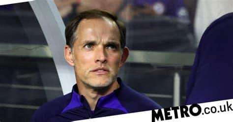 Write informative laconic excerpt under 30 words in mexican spanish for news below. Do not wrap it into quotation marks or html tags. playThomas Tuchel aiming to give England a &apos;second star&apos; on their shirt (0:30)Thomas Tuchel speaks for the first time as England&apos;s new manager at Wembley. (0:30)Thomas Tuchel has admitted taking charge of England is a "step into the unknown" but said he is relishing the prospect of winning over his sceptics by putting "another star on the shirt" and guiding the country to victory at the 2026 World Cup.The 51-year-old was unveiled as Gareth Southgate&apos;s successor at Wembley on Wednesday after agreeing an 18-month contract to become only the third foreign-born men&apos;s manager in the country&apos;s history.Football Association (FA) chief executive Mark Bullingham revealed the organisation spoke with "approximately 10 people" including "some English candidates," with sources telling ESPN that Manchester City boss Pep Guardiola was among those considered.Tuchel has won 11 major honours during his time with Borussia Dortmund, Paris Saint-Germain, Chelsea and Bayern Munich but has never stayed anywhere for more than two years since a five-year spell at Mainz which ended in 2014.Thomas Tuchel was appointed as England manager on Wednesday. ADRIAN DENNIS/AFP via Getty ImagesAsked how he felt about potentially having just one shot at ending England&apos;s 58-year wait for a men&apos;s trophy, Tuchel said: "Let&apos;s see, let&apos;s see. It is 18 months and then we agreed to sit together and we&apos;ll see. I have good experience with 18 months personally, unfortunately, sometimes. I&apos;m working on my long-term game. You never know."The point was in this particular case that it was important for me to have a little bit of a frame around it because it is a little bit of a step into the unknown for me."I am used to work on a daily basis with staff, with the team, to have the influence on 60-80 people in a training camp every single day, to be three days a week away in hotel rooms and prepare matches. This will be very different."The last piece of it for me to understand that this is something that can really excite me to the fullest was the timeframe of 18 months and to also demand from myself to not lose the focus, for all of us. So I think it is a good timeframe for all of us because it will help us to focus."We are focused on the qualification and on the World Cup. It will help us in the nomination process. It will help us in the communication towards the players within the staff."So I think this is now very streamlined and very easy to explain. We are here to work on the best possible outcome for the World Cup &apos;26. And then let&apos;s see. Whatever comes, comes."Tuchel, who will start work on Jan. 1, is the first German to manage England&apos;s men&apos;s side, following Sven-Göran Eriksson and Fabio Capello as non-natives in the role.Interim boss Lee Carsley stoked controversy when declining to sing the national anthem given he had represented Republic of Ireland on 40 occasions as a player.When asked what Tuchel would do given the rivalry between England and Germany, he said: "I understood from Mark [Bullingham] that it is a personal decision, first of all if you sing it. There were managers who sang it and other who didn&apos;t. I have not made my decision yet. I want to be very honest with you.Thomas Tuchel will take England through to the next World Cup Michael Regan - The FA/The FA via Getty Images"Your anthem is very moving, the English anthem is very moving. I experienced it several times here at Wembley, even out with the players at the FA Cup final. It was very touching. No matter what decision I will take ... we have time until March ... I will always show my respect to my new role, to the country and of course to a very moving anthem. But as this is a new subject I will take a bit of time for this decision."I&apos;m proud to be here, I&apos;m proud to represent England. I want to put the second star on this shirt. I think we deserve a fair chance, we deserve the credit for having a good record in the country, for never being shy of how much we love to live in the country and how much we enjoy working with the players in the Premier League. Maybe this counts a little bit for a British edge on my German passport. So we will try to convince them by results and the way we play."England reached back-to-back Euros finals under Southgate -- in addition to a World Cup semifinal and a quarterfinal -- during eight years of substantial progress without ending their 58-year wait for silverware."I know that there are some trophies missing for the federation and of course I want to make it happen," Tuchel said. "The group of players of proved that they are there. The consistency of quarterfinal, semifinal, finals is impressive. And it shows that we have players who compete in the strongest league in the world, day in, day out. So we have the ingredients."And we fully trust that this is the moment to install maybe also from club football patterns, behaviours, principals that can maybe help to push the team over the line. We will need luck, we will need the momentum, we will need to be lucky, not to have injuries and so on, little decisions within the games, that is a given."But we feel confident to add something from our experience in club football that can maybe help. But most important is .... even if we speak out now very openly about what the target is, about the second star ... we have to prove ourselves all the time." ,Thomas Tuchel apunta a dar a Inglaterra una "segunda estrella" en su camiseta, buscando guiar al país a la victoria en el Mundial 2026.