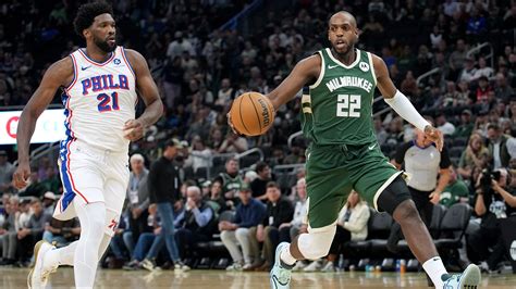 Write informative laconic excerpt under 30 words in mexican spanish for news below. Do not wrap it into quotation marks or html tags. Khris Middleton, jugador de los Milwaukee Bucks, se sometió a una cirugía de rodilla después de la derrota de su equipo en los playoffs. La temporada pasada, Middleton tuvo problemas para mantenerse en la cancha debido a lesiones y solo disputó 33 juegos. A pesar de las lesiones, Middleton ha sido uno de los jugadores más consistentes de la NBA, promediando 18.5 puntos, 5.1 rebotes, 4.5 asistencias y 1.2 robos por partido desde la temporada 2016-17.,Khris Middleton, de Milwaukee Bucks, operado de rodilla tras playoffs. A pesar de lesiones, jugador consistente con promedio de 18.5 puntos desde 2016.