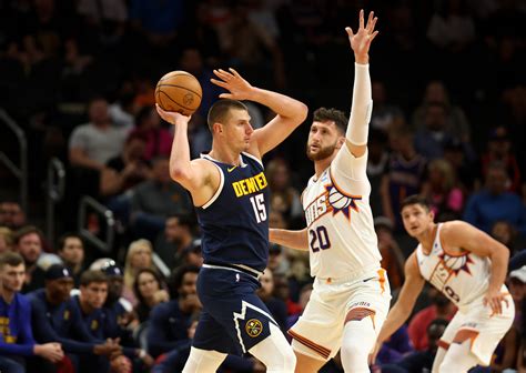 Write informative laconic excerpt under 30 words in mexican spanish for news below. Do not wrap it into quotation marks or html tags. Jusuf Nurkic, jugador de la NBA, fue cambiado de los Trail Blazers de Portland a los Suns de Phoenix en un intercambio que envió a Deandre Ayton a Portland. Nurkic se proyecta como el centro titular de los Suns. Nurkic ha tenido temporadas irregulares en cuanto a rendimiento y lesiones, pero aún se le considera un jugador con potencial y se espera que tenga un papel importante en los Suns.,El pivot Jusuf Nurkic pasa de los Trail Blazers a los Suns en un intercambio por Deandre Ayton. Se espera sea el titular en Phoenix.