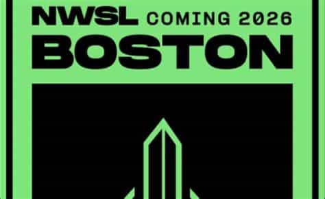 Write informative laconic excerpt under 30 words in mexican spanish for news below. Do not wrap it into quotation marks or html tags. Oct 16, 2024, 03:47 PM ETThe National Women&apos;s Soccer League (NWSL) expansion team in Boston apologized on Wednesday for a "Too Many Balls" marketing campaign that draw a harsh reaction from the transgender community and others.A day after unveiling the slogan as part of the rollout of the team name BOS Nation FC, the organization posted on X that "we missed the mark" with an attempt to "create a bold and buzzworthy brand launch campaign.""We fully acknowledge that the content of the campaign did not reflect the safe and welcoming environment we strive to create for all," the team said, "and we apologize to the LGBTQ+ community and to the trans community in particular for the hurt we caused."From us to you. pic.twitter.com/ASHFHltb5n— NWSL Boston (@NWSLBoston) October 16, 2024 The new name, an anagram of Bostonian that also played upon being a "boss," was announced Tuesday along with a video celebrating the city&apos;s professional sports history -- mostly accomplished by men -- with the narrator saying, "Boston loves its balls" and "there are too many balls in this town."It concluded: "We are BOS nation, where anything is possible. No balls necessary," with the exception, the video noted, of a soccer ball."I&apos;m really looking forward to see the community&apos;s response," Jennifer Epstein, one of the team&apos;s owners, told The Associated Press. Actress and director Elizabeth Banks and Olympic gold medalist Aly Raisman also are part of the all-female ownership group.But what they got wasn&apos;t what they expected.Among the reactions was an Instagram post from Seattle midfielder Quinn, who identifies as transgender and nonbinary, saying, "Feels transphobic. Yikes."There was also criticism, including from Massachusetts-native and former U.S. women&apos;s national team player Sam Mewis, for the failure to recognize existing women&apos;s sports teams in the city, such as the Boston Fleet of the Professional Women&apos;s Hockey League.The team took the video down from its website, and its toomanyballs.com website was a dead link on Wednesday. The public relations agency that sent out the news release about the name rollout did not immediately respond to a request for comment from the AP."We are proud to be part of the most inclusive sports league in the world and are committed to upholding the unifying values that define the NWSL and our club," the team posted on X. "Thank you to all who have held us accountable by calling for us to do better. We hear you and we will, together."Information from The Associated Press contributed to this report. ,El equipo de expansión de la National Women's Soccer League en Boston se disculpa por una polémica campaña de marketing llamada "Too Many Balls".