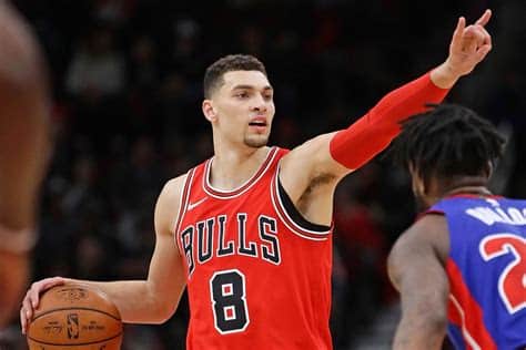 Write informative laconic excerpt under 30 words in mexican spanish for news below. Do not wrap it into quotation marks or html tags. Zach LaVine tuvo una destacada temporada 2022-23, jugando 77 partidos y promediando más de 20 puntos con un alto porcentaje de tiros de campo y triples. A pesar de las lesiones en su equipo, LaVine se mantuvo saludable y demostró su consistencia como anotador y amenaza desde el perímetro. LaVine, junto a los jugadores DeMar DeRozan y Nikola Vucevic, forman el núcleo sólido de los Chicago Bulls y se espera que continúen su éxito en la próxima temporada.,Zach LaVine brilló en la temporada 2022-23 con los Chicago Bulls, mostrando consistencia como anotador y siendo clave en el equipo junto a DeRozan y Vucevic.