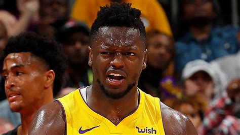 Write informative laconic excerpt under 30 words in mexican spanish for news below. Do not wrap it into quotation marks or html tags. Julius Randle tuvo una sólida temporada 2022-23 con los Knicks, promediando 25.1 puntos, 10.0 rebotes, 4.1 asistencias y 2.8 triples por juego. A pesar de su producción ofensiva, Randle mostró deficiencias en su juego defensivo y su eficiencia en los tiros, lo que limita su valor fantasy y su impacto en los playoffs. Los Knicks han mejorado su plantilla para la próxima temporada, lo que podría afectar el rol y las oportunidades de Randle en el equipo.,Julius Randle brilló en 2022-23 con los Knicks, pero carece en defensa y eficiencia. Nuevas adquisiciones podrían cambiar su rol.