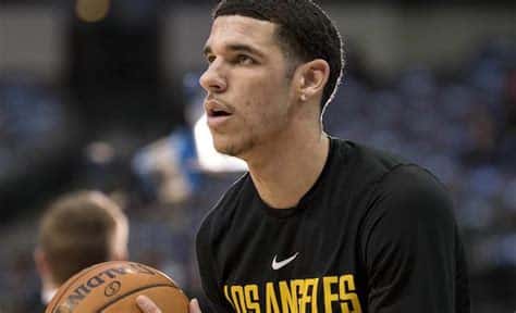 Write informative laconic excerpt under 30 words in mexican spanish for news below. Do not wrap it into quotation marks or html tags. Lonzo Ball underwent surgery for a torn meniscus on January 28 and only played 35 games last season - Rotowire He underwent another surgery in late September and is not expected to return until 2023 - Rotowire The Chicago Bulls signed Goran Dragic to bolster their backcourt in preparation for Ball's injury history - Rotowire,Lonzo Ball operado dos veces por menisco en 2022 y se espera regrese en 2023. Los Bulls firman a Goran Dragic por su historial de lesiones.