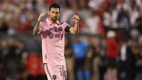 Write informative laconic excerpt under 30 words in mexican spanish for news below. Do not wrap it into quotation marks or html tags. When Inter Miami broke precedent to bring on Lionel Messi, signing him to a contract worth $150 million, the club was making a big bet that it would be worth it. Since Messi joined the league on July 15, 2023, Inter Miami has almost doubled their revenue, the club has told ESPN, making the economic returns clear.Before Messi&apos;s arrival, Inter Miami generated revenue of $50-$60 million in 2022, according to the club. It swelled to $120-$130 million in 2023, but in 2024, the team is projected to earn over $200 million in revenue, dwarfing previous numbers and setting a club record. This year&apos;s explosion in revenue can clearly be attributed to record-breaking sponsorship deals, unprecedented demand for tickets, merchandise, and all things Messi mania."It is completely night and day [after signing Messi], because what we are doing now with the team is totally on an international level," said Xavier Asensi, Inter Miami president of business operations. "Now we are talking about the global interest. Now it is football, not soccer."Messi&apos;s arrival drew international attention to Inter Miami, propelling companies to view the club as a global brand with untapped potential and initiate contact for potential deals. The attention brought on by Messi&apos;s arrival allowed for the club to work with industry leaders, replacing deals with smaller-end businesses.Miami signed 11 multi-year partnerships this season, including deals with Audi, JPMorgan Chase, Duracell, Lowe&apos;s, Visa and LaCroix. Audi stands as the only brand to also sponsor Major League Soccer, while the rest sought to work with Inter Miami alone. The deals with Fracht to appear on the jersey sleeve and Royal Caribbean to be displayed front and center on jerseys, in particular, mark record-breaking deals as the largest in their respective categories in Major League Soccer history."Inter Miami has an international appeal, which is a very big difference for that team [compared to before Messi joined]," said Luciana Resende Lotze, Visa&apos;s head of marketing for Latin America and the Caribbean. "Despite obviously being a team from the United States that plays in MLS, it has many fans around the world. That&apos;s why the partnership is international, and the idea is that we can then do those promotions and talk about that sponsorship all over the world."Lowe&apos;s, a brand that stands as a direct rival of MLS official partner Home Depot, also looked to align with Inter Miami due to their widespread reach in the wake of Messi&apos;s arrival. The company&apos;s VP of brand marketing, Gerardo Soto, confirmed Lowe&apos;s was not interested in competing for a league-wide sponsorship, admitting it made more sense for the North Carolina-based brand to work directly with Miami."Inter Miami, knowing the growth that it has had in the past year, with the arrival of Messi and some others of the stars that they brought on, they not only became a staple of the South Florida market, they&apos;re now an international brand, honestly," he said. "You can go to any game and you&apos;ll see half the stadium full of Inter Miami jerseys and then the other half is the local team. And they&apos;re all there to see Messi."Lowe&apos;s also signed Messi independently to a separate deal, becoming the first soccer player to join the roster of NFL and NBA players sponsored by the home improvement company. Only four months after announcing the partnership with Inter Miami and Messi, Soto said Lowe&apos;s investment has been worth it."These partnerships have already been a massive success for us and given us tangible results," he said.Jerseys and tickets in high demandSponsorships are just one way Inter Miami increases its revenue, Asensi said. Traditionally there are three pillars that drive the majority of the team&apos;s income: (1) sponsorships or commercial partnerships; (2) game-day operations, including ticket sales and concessions, and; (3) broadcast rights.Inter Miami doesn&apos;t count on the income from broadcast rights due to Major League Soccer&apos;s single-entity operations. The league consolidated media rights -- grouping together the broadcast licenses of all 29 clubs -- to sell as a combined deal to Apple, who exclusively streams MLS games on Apple TV. Under this system, each MLS team receives a cut from the contract with Apple, and there&apos;s no way for clubs to increase their share. (Inter Miami declined to disclose the amount earned from the Apple deal.)But the South Florida club is seeing plenty of growth in revenue from the team&apos;s game-day experience and online merchandise, driven in large part by Messi mania.Lionel Messi joined Inter Miami midseason last year, and his arrival quickly changed how sponsors and fans viewed the South Florida club. Omar Vega/Getty ImagesMessi&apos;s Inter Miami CF jersey is the best-selling sports jersey in the Adidas sports portfolio, according to the club, and ranked No. 1 in the list of highest-selling MLS jerseys in 2024. His jersey also led the MLS rankings in 2023, per MLS, despite only signing in midseason.The jersey of Messi&apos;s teammate, Luis Suárez, sits at No. 2 on the list of top-selling Adidas MLS jerseys for 2024 in the league&apos;s online store. Inter Miami players secured four slots on the top 25 jersey list: Messi at No. 1, Suarez at No. 2, Sergio Busquets at No. 11 and Jordi Alba at No. 15.From 2022 to July 2024, MLS jersey sales have increased by 41% overall -- in no small part due to Messi&apos;s arrival, which was followed by the additions of Suarez, Busquets and Alba."Inter Miami ownership has said from the very beginning -- our goal has always been to be a global club with strong roots in our South Florida community," the club said in a statement. "With the signings of Lionel Messi, Luis Suárez, Sergio Busquets, and Jordi Alba, as well as the Club&apos;s historic 2023 Leagues Cup title, there is no doubt Inter Miami CF is revolutionizing futbol in North America."Messi&apos;s debut in Fort Lauderdale, Florida on July 21, 2023 against Cruz Azul served as the first glimpse into the team&apos;s new reality. Thousands flocked to Chase Stadium, with fans lined up around the block for the opportunity to purchase the now-famous 2023 pink home kit, while tickets sold out on Ticketmaster.Demand hasn&apos;t died down, either. Inter Miami sold out of their season ticket offerings months ahead of the 2024 season, prior to the schedule being revealed, and fans renewed at a club record 90%, which the team said ranks among the highest in the league. This is despite Miami&apos;s premium prices for tickets compared to the rest of MLS.In 2024, Inter Miami season tickets ranged from $867 to $2,720 for standard seats, $4,420 to $7,650 in the northwest midfield area, up to $13,005 for club seats and $42,840 for suites. To compare, Orlando City&apos;s 2024 season tickets started at $324 for the supporters&apos; section and topped out at $2,898 for a sideline field-level package, which included food and beverage. Reigning MLS champions Columbus Crew provide fans this season with options starting at $657 in the Nordecke, the main supporters&apos; section of Lower.com Field, while premium seats go up to $8,478. The LA Galaxy&apos;s 2025 offerings start at $481 for supporters and max out at $7,790.Overall, the prices for season tickets varies league-wide, but Miami&apos;s packages stand as some of the most expensive in MLS at the moment -- and fans eager to see Messi are willing to pay for it.Game-day operations revenue streams extend beyond tickets to merchandise sold from the team store. Since Messi&apos;s arrival, fans from around the world continue to flood the small team shop inside Chase Stadium in search of the authentic jerseys, Messi-themed T-shirts and a variety of unique Miami memorabilia. Given the demand for merchandise, the club decided to open the team store Monday to Friday year-round. Prior to Messi&apos;s arrival, the store would only be open during game days or very select opportunities.But even outside the MLS regular season or playoffs, Inter Miami can still capitalize from those fans eager to see Messi. Since Messi&apos;s arrival, the three-month break between MLS Cup in early December and the start of the new season in late February is an opportunity to generate income.This past offseason, the team participated in the club&apos;s first-ever global tour playing matches in El Salvador, Saudi Arabia, Hong Kong, and Japan.The governments of El Salvador and Hong Kong both paid an undisclosed amount to Inter Miami to play against their national team in the friendly. In Hong Kong, the government confirmed it spent almost $2 million to organize the match, although it&apos;s unclear how much of that went to Inter Miami. Inter Miami would not disclose the earnings from each preseason friendly.While 2024 already stands as a historic year for the club on and off the field, Miami is already leveraging the momentum Messi created into the future.The club recently broke ground on their new stadium, Miami Freedom Park, which boasts "58 acres of public parks and green space, a tech hub, restaurants and shops, soccer fields for the community, a 25,000 stadium for Inter Miami, and many more features."Messi&apos;s contract runs through the 2025 MLS season with an additional option for 2026, giving Inter Miami a glimmer of hope that the star player will inaugurate Miami Freedom Park. Despite the uncertainty, the team is using the current momentum propelled by Messi to push season ticket sales and potential sponsors.Time will tell if the forward extends his contract and inaugurates the new grounds, but if he does, Miami can expect an even larger economic boom. ,Inter Miami incrementa ingresos tras la llegada de Lionel Messi, alcanzando récords económicos y atrayendo marcas globales con Messi manía.