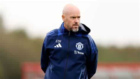 Write informative laconic excerpt under 30 words in mexican spanish for news below. Do not wrap it into quotation marks or html tags. playDawson: Ten Hag facing &apos;pivotal week&apos; as Manchester United manager (1:41)Rob Dawson updates on the growing pressure Erik ten Hag finds himself under with tough fixtures on the horizon for Manchester United. (1:41)PORTO, Portugal -- Erik ten Hag has insisted he retains the faith of Manchester United&apos;s leadership, but admitted his players must show a reaction to the defeat to Tottenham when they play FC Porto.Ten Hag has come under severe pressure following the chastening 3-0 defeat to Spurs on Sunday.The Dutchman has revealed he&apos;s held conversations with the club&apos;s leadership team since the result, which left United 13th in the Premier League table.He will lead his team in their Europa League tie against Porto at Estadio do Dragao on Thursday and admitted his players must bounce back quickly to brighten the mood around the club."We talk every day," Ten Hag told a news conference on Wednesday. "It&apos;s a long-term project. It&apos;s a long-term union. We will keep going in that process. We will talk every day. Every day we will evaluate, review the process and where it&apos;s necessary, we will make our decisions."As always when we are not winning, we are very disappointed and we are also mad, mad with ourselves and especially when you lose a game like Sunday."We are mad and from the madness we have to get motivation and go onto the next game."CEO Omar Berrada and sporting director Dan Ashworth both publicly backed Ten Hag before the defeat to Liverpool in early September.Sources have told ESPN that despite the run of poor form, the club intend to stick with the 54-year-old until at least after Sunday&apos;s trip to Aston Villa on Sunday.Ten Hag was asked whether United&apos;s leadership had privately offered a vote of confidence since the defeat to Tottenham, but the former Ajax coach told reporters it was not needed.Erik ten Hag has come under pressure following Manchester United&apos;s dismal start to the season. Getty"It&apos;s not necessary to give me confidence," he said."We talk every day about how we can improve this club and this team. How we can co-operate, how can we improve the processes; that is what we are talking about."While Porto warmed up for United with a 4-0 win over Arouca Sunday, Ten Hag&apos;s team are on a three-match winless run. But Porto coach Vitor Bruno is adamant it&apos;s not a good time to play their Premier League visitors."I know what you mean, talking about the last match," Bruno said. "But no, not at all. Exactly the opposite. We always see them as a threat. I&apos;ve heard a lot of people saying that he was coming with a rope around his neck but it would be a huge mistake [to underestimate them]. We are talking about world-class players."Kobbie Mainoo is set to be available to face Porto despite limping off during the first half against Spurs. The England midfielder trained at Carrington on Wednesday morning, but Mason Mount was absent after suffering a head injury against Tottenham.United&apos;s trip to Portugal on Wednesday afternoon was delayed because of fog in Porto leading to Ten Hag&apos;s news conference being delayed for more than two hours. ,Erik ten Hag, afronta semana crucial como técnico del Manchester United tras derrota ante Tottenham. Debe reaccionar contra el Porto.