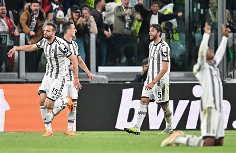 Write informative laconic excerpt under 30 words in mexican spanish for news below. Do not wrap it into quotation marks or html tags. Francisco Conceição scored late to seal Juventus&apos; win against RB Leipzig.Ten-man Juventus twice came from a goal down to stun hosts RB Leipzig 3-2 on Wednesday thanks to Francisco Conceição&apos;s 83rd-minute winner, making it two wins from two matches in the Champions League.Juve, who were reduced to 10-men when keeper Michele Di Gregorio was sent off on the hour for a handball outside the box, fell 1-0 down in the 30th minute when Benjamin Sesko, who had also scored for Leipzig in their opening loss to Atlético Madrid, drilled in off the crossbar.The Serie A side, who had suffered a double blow at the start of the game with the injuries to captain Bremer and Nicolas Gonzalez, recovered after the break.They levelled through Dusan Vlahovic in the 50th minute but went 2-1 down when Sesko converted a penalty in the 65th to put the hosts back in front.Serbia striker Vlahovic came to their rescue again three minutes later, curling a left-footed shot into the far top corner to equalise before Conceicao&apos;s fine finish completed their comeback. ,Juventus vence 3-2 a RB Leipzig en la Champions League con gol de Francisco Conceição en el minuto 83. Ganaron ambos partidos.