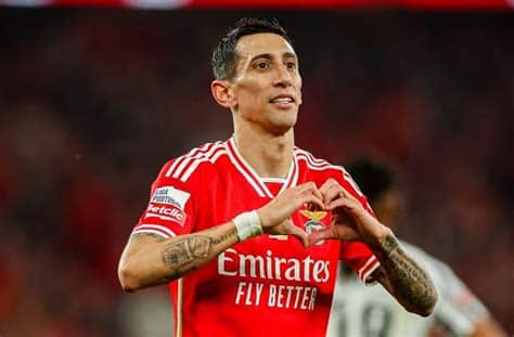 Write informative laconic excerpt under 30 words in mexican spanish for news below. Do not wrap it into quotation marks or html tags. Benfica&apos;s Kerem Akturkoglu, Angel Di Maria, Alexander Bah and Orkun Kokcu scored in a 4-0 demolition of Atlético Madrid on Wednesday to start their Champions League campaign with two consecutive wins.A mistake by Atlético&apos;s defence helped Akturkoglu open the scoring in the 13th minute and another error ended with a penalty which Di Maria converted.Bah extended Benfica&apos;s lead with a header from a corner in the 75th minute and Kokcu completed the rout against Diego Simeone&apos;s side from the penalty spot after Reinildo Mandava fouled substitute Zewki Amdouni."It&apos;s pitiful to lose like this, it&apos;s not a good image to give and there&apos;s not much more to say. We weren&apos;t good today, to say the least," Oblak told Spanish television Movistar Plus."Sometimes games like this happen, but we can&apos;t afford it because we gave an woeful impression today. I don&apos;t have a single positive thing I can say today.Benfica players celebrate after scoring a goal against Atletico Madrid in the Champions League."We didn&apos;t show up and there&apos;s not much more to say. Nobody is saved from what happened today, we have to accept it and move forward."Roared on by a sold-out Estadio da Luz, Benfica started pressing Atlético high and a string of errors allowed Fredrik Aursnes to recover a loose ball and tee up Akturkoglu to score the opener past the onrushing Oblak.Simeone made three substitutions after the break but Benfica took full control and extended their lead through Di Maria from the spot after a mistake by defender Nahuel Molina.Benfica wasted several chances before Bah scored the third with an easy header from a corner after Conor Gallagher left him unmarked inside the six-yard-box.Kokcu added the fourth from the spot after substitute Zewki Amdouni was fouled by Reinildo Mandava and Oblak saved Atlético from an even heavier loss with several good late saves.,Benfica venció 4-0 a Atlético Madrid con goles de Kerem Akturkoglu, Di Maria, Alexander Bah y Orkun Kokcu en la Liga de Campeones.