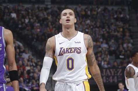 Write informative laconic excerpt under 30 words in mexican spanish for news below. Do not wrap it into quotation marks or html tags. El jugador de baloncesto Kyle Kuzma ha tenido un rendimiento destacado en las últimas temporadas. Kuzma ha promediado cifras destacadas de puntos, triples, asistencias y rebotes. A pesar de enfrentar cambios en los rosters de los equipos, se espera que Kuzma siga teniendo un papel relevante en la ofensiva de los Wizards.,Kyle Kuzma, destacado en baloncesto con altas estadísticas. A pesar de cambios en equipos, se espera que sea pieza clave en los Wizards.