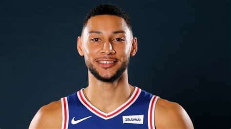 Write informative laconic excerpt under 30 words in mexican spanish for news below. Do not wrap it into quotation marks or html tags. Ben Simmons, exjugador estrella de la NBA, ha tenido un declive en su rendimiento en los últimos años, jugando solo 100 partidos en las últimas tres temporadas y promediando 10.6 puntos, 6.8 rebotes y 6.5 asistencias por partido. Aunque ha sufrido lesiones y ha enfrentado problemas de confianza en su juego, Simmons, de 26 años, sigue siendo una opción de alto potencial en la liga. Actualmente se encuentra en los Brooklyn Nets, donde tendrá oportunidades de destacar en un equipo que necesita un base y distribuidor de balón. A pesar de las incertidumbres sobre su rendimiento, Simmons podría tener un resurgimiento en su carrera si logra recuperar su nivel de juego de sus primeras tres temporadas en la NBA, donde promedió 16.4 puntos, 8.2 rebotes, 8.0 asistencias, 1.7 robos y 0.8 bloqueos por partido.,Exjugador estrella Ben Simmons enfrenta declive en rendimiento, pero mantiene alto potencial. En los Brooklyn Nets, busca recuperar nivel y brillar como base distribuidor.