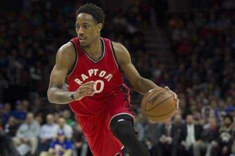 Write informative laconic excerpt under 30 words in mexican spanish for news below. Do not wrap it into quotation marks or html tags. - DeMar DeRozan está listo para su tercera temporada como jugador de los Bulls de Chicago. - DeRozan ha mejorado su eficiencia en los últimos años, promediando más del 49% en tiros de campo durante las últimas cuatro temporadas. - DeRozan ha mostrado mejoras en el manejo del balón y en la distribución, promediando más de 5.0 asistencias por juego en las últimas seis temporadas.,DeMar DeRozan se destaca por sus altos porcentajes de tiro y habilidades de pase en los Bulls de Chicago.