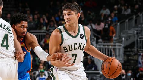 Write informative laconic excerpt under 30 words in mexican spanish for news below. Do not wrap it into quotation marks or html tags. Grayson Allen fue enviado a Phoenix como parte de un importante acuerdo de intercambio que llevó a Damian Lillard a Milwaukee. Aunque es probable que no tenga un rol titular, se espera que Allen sea una sólida opción de profundidad y pueda espaciar el campo para jugadores como Kevin Durant, Devin Booker y Bradley Beal. Sin embargo, su falta obvia de potencial limita su atractivo en los drafts. En su última temporada con Memphis, Allen promedió 10.6 puntos, 3.2 rebotes y 2.2 asistencias. Si bien fue relevante en fantasy basketball, su traslado a Milwaukee podría limitar su potencial, ya que deberá competir por minutos de tiro de escolta con jugadores como Pat Connaughton, Rodney Hood y Jordan Nwora. En su primera temporada en la NBA con Utah, Allen no pudo traducir su éxito en tiros de tres puntos al nivel profesional. Sin embargo, su traspaso a Memphis le dio más oportunidades y mejoró su eficiencia. Proyectado para tener un papel similar en la próxima temporada, Allen será una opción riesgosa en fantasy basketball. Grayson Allen, seleccionado en el puesto 21 del Draft de 2018 por los Jazz, llega a la NBA con antecedentes destacados en Duke. Aunque tuvo dificultades para crear sus propios tiros, se espera que sea un buen tirador de tres puntos. Podría tener minutos en la rotación de Utah detrás de jugadores como Donovan Mitchell y Joe Ingles. Información proporcionada por Alex Barutha y Alex Rikleen,Grayson Allen traspasado a Milwaukee, espera oportunidades de profundidad. Desafíos en su rol y competencia por minutos en la rotación. Potencial limitado en fantasía.