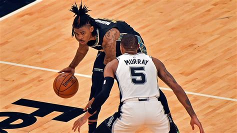 Write informative laconic excerpt under 30 words in mexican spanish for news below. Do not wrap it into quotation marks or html tags. Dejounte Murray firma una extensión de contrato de cuatro años y $120 millones con los Hawks de Atlanta - Fuente: No especificada. Murray promedió 20.5 puntos, 5.3 rebotes, 6.1 asistencias y 1.5 robos por partido la temporada pasada con los Hawks - Fuente: No especificada. Los Hawks perdieron en la primera ronda de los playoffs ante los Celtics con un récord de 41-41 - Fuente: No especificada.,Dejounte Murray firma contrato de $120 millones por 4 años con Hawks de Atlanta tras destacada temporada. Perdieron en playoffs ante Celtics.